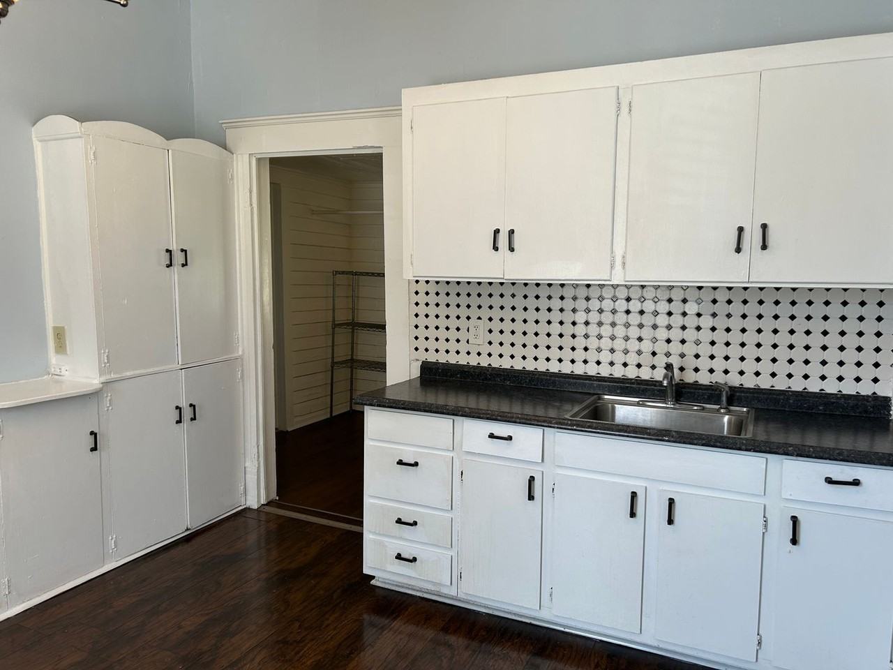 823 Parkwood Ave - Photo 5 of 15