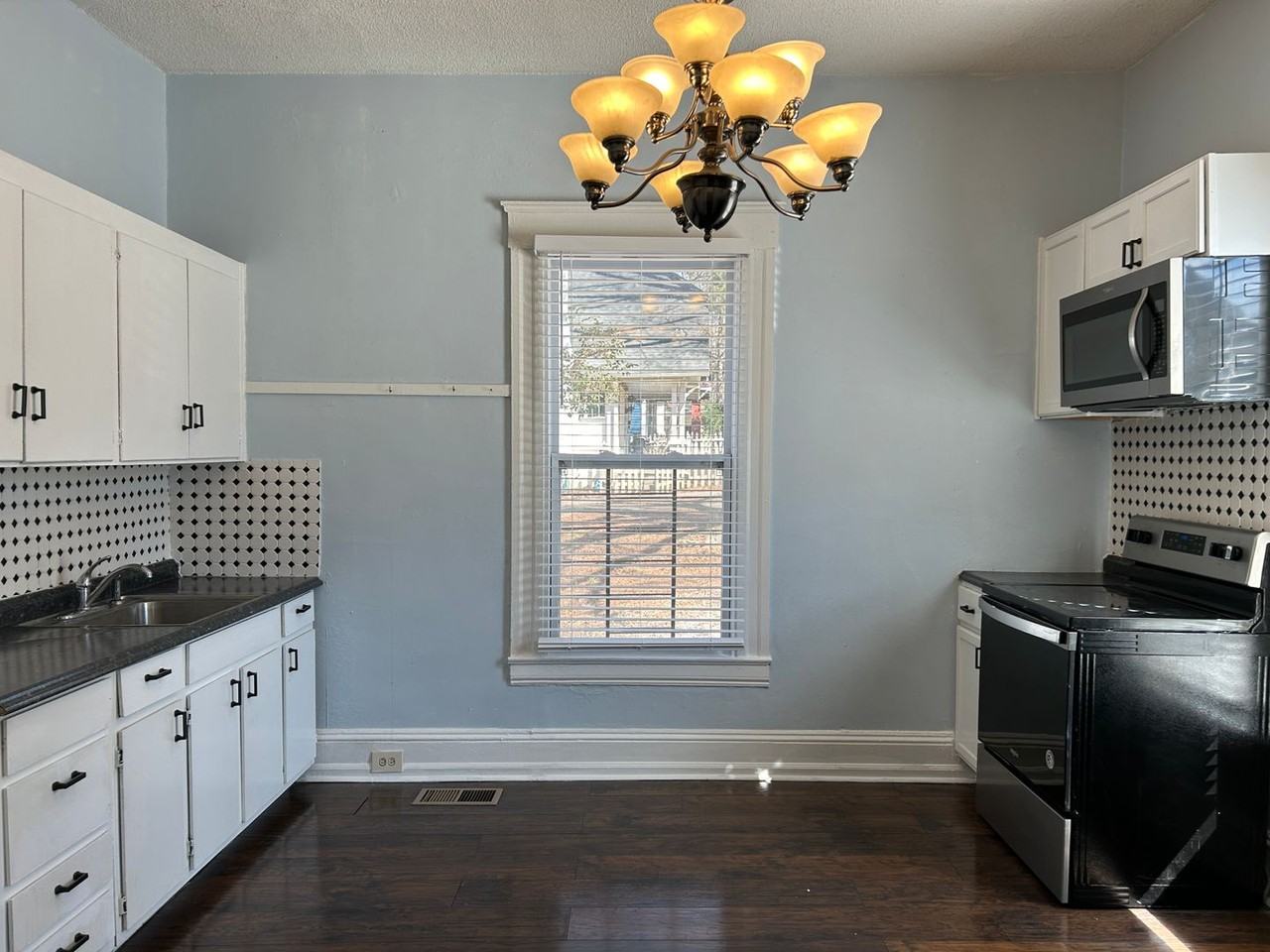823 Parkwood Ave - Photo 7 of 15