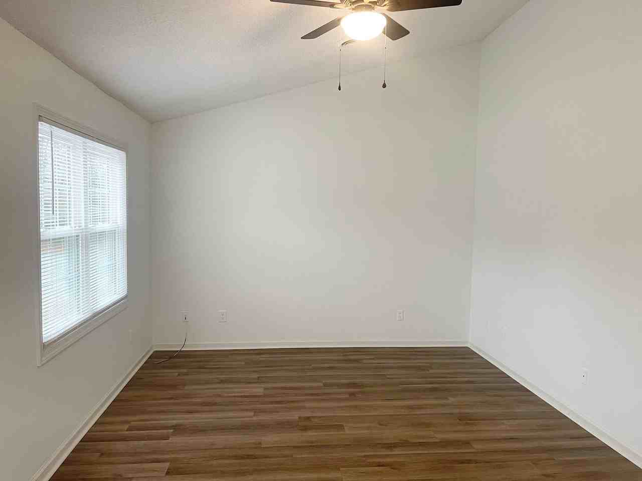 209 Oakwood Ln - Photo 3 of 16