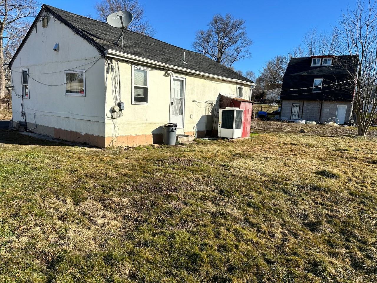 1067 Cornwells Ave - Photo 3 of 11