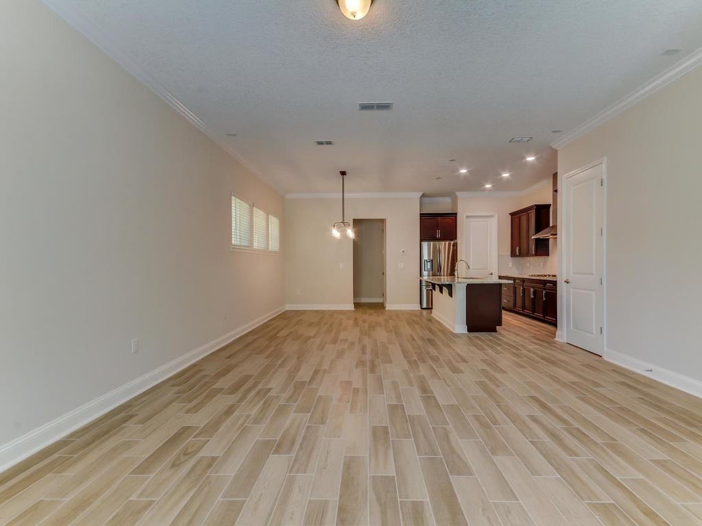 241 Beech St - Photo 4 of 33