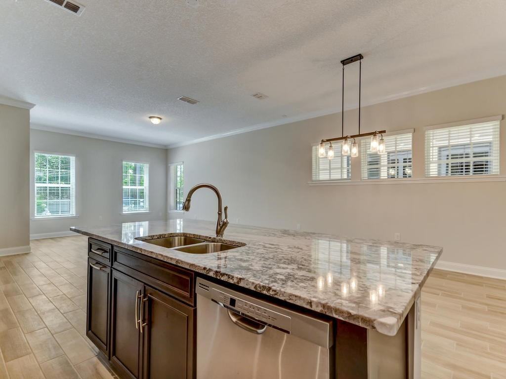 241 Beech St - Photo 7 of 33