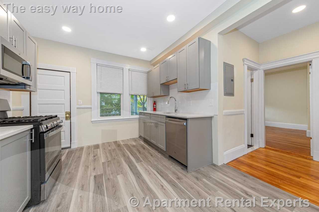44 Brackett St #3 - Photo 6 of 17