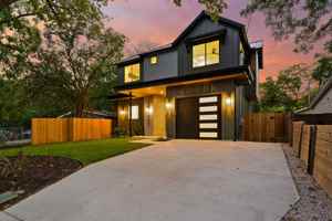 featured image of 407 El Paso St