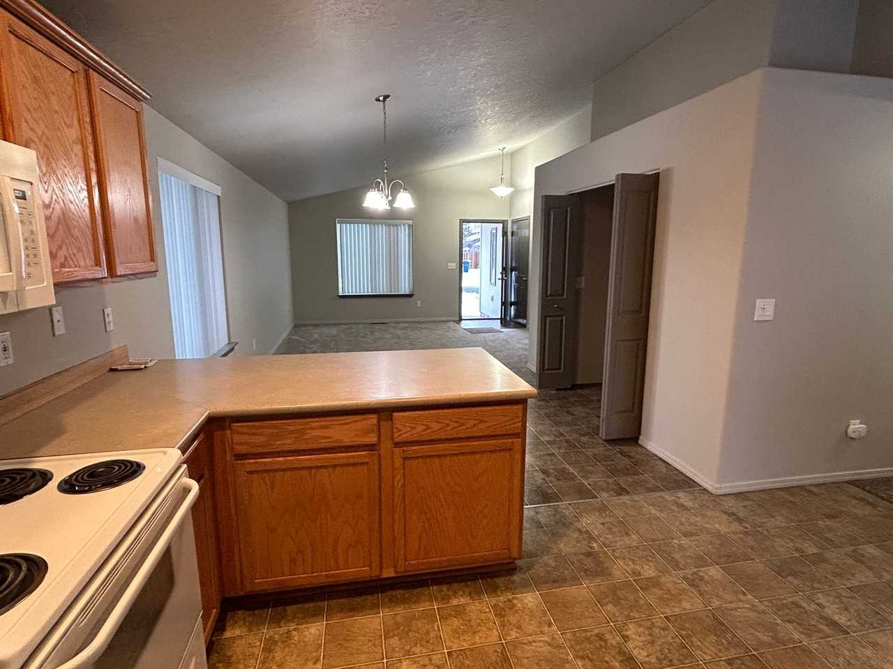 16418 Cassidy Ct - Photo 6 of 15