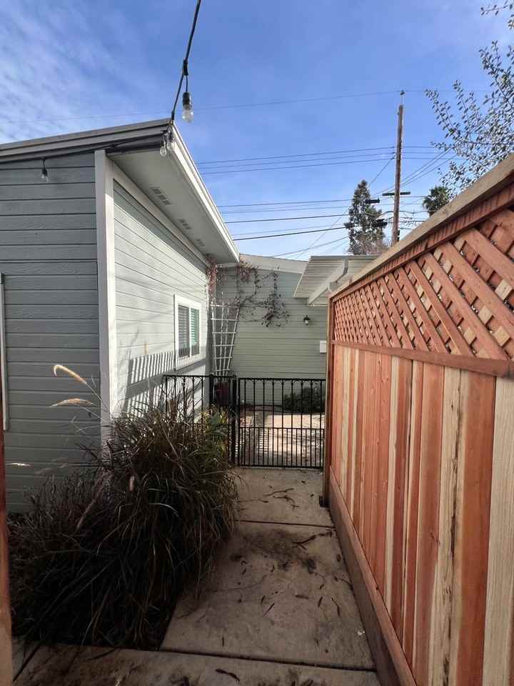 1109 39th St - Photo 3 of 15
