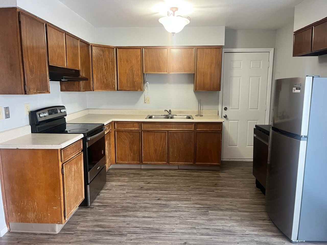 1402 Yosemite Dr - Photo 2 of 14