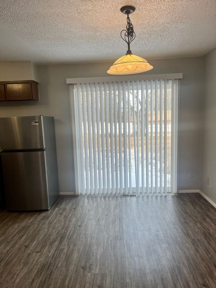 1402 Yosemite Dr - Photo 3 of 14