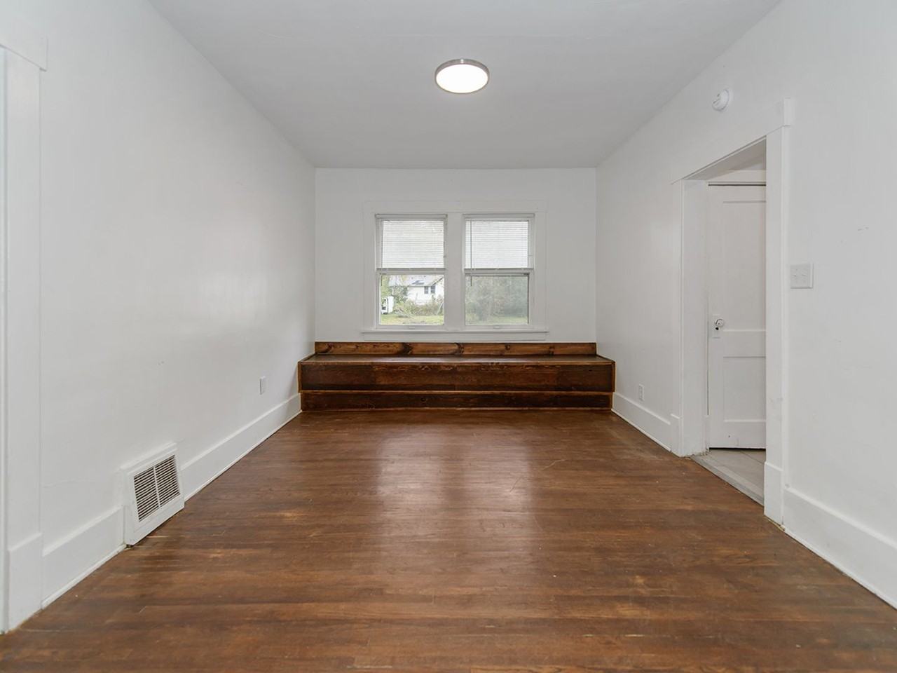 2706 Crown Point Ave - Photo 3 of 11