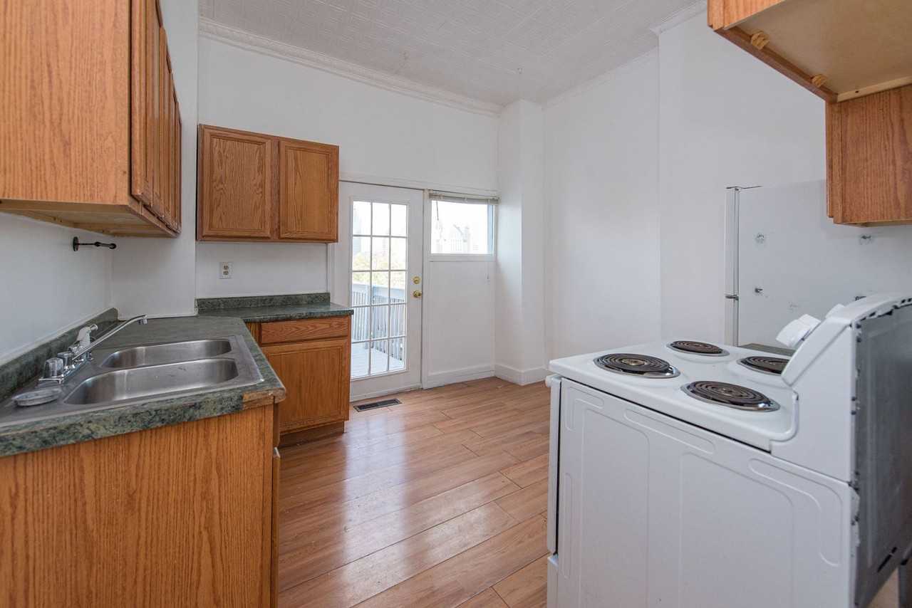 405 Oregon St - Photo 3 of 36