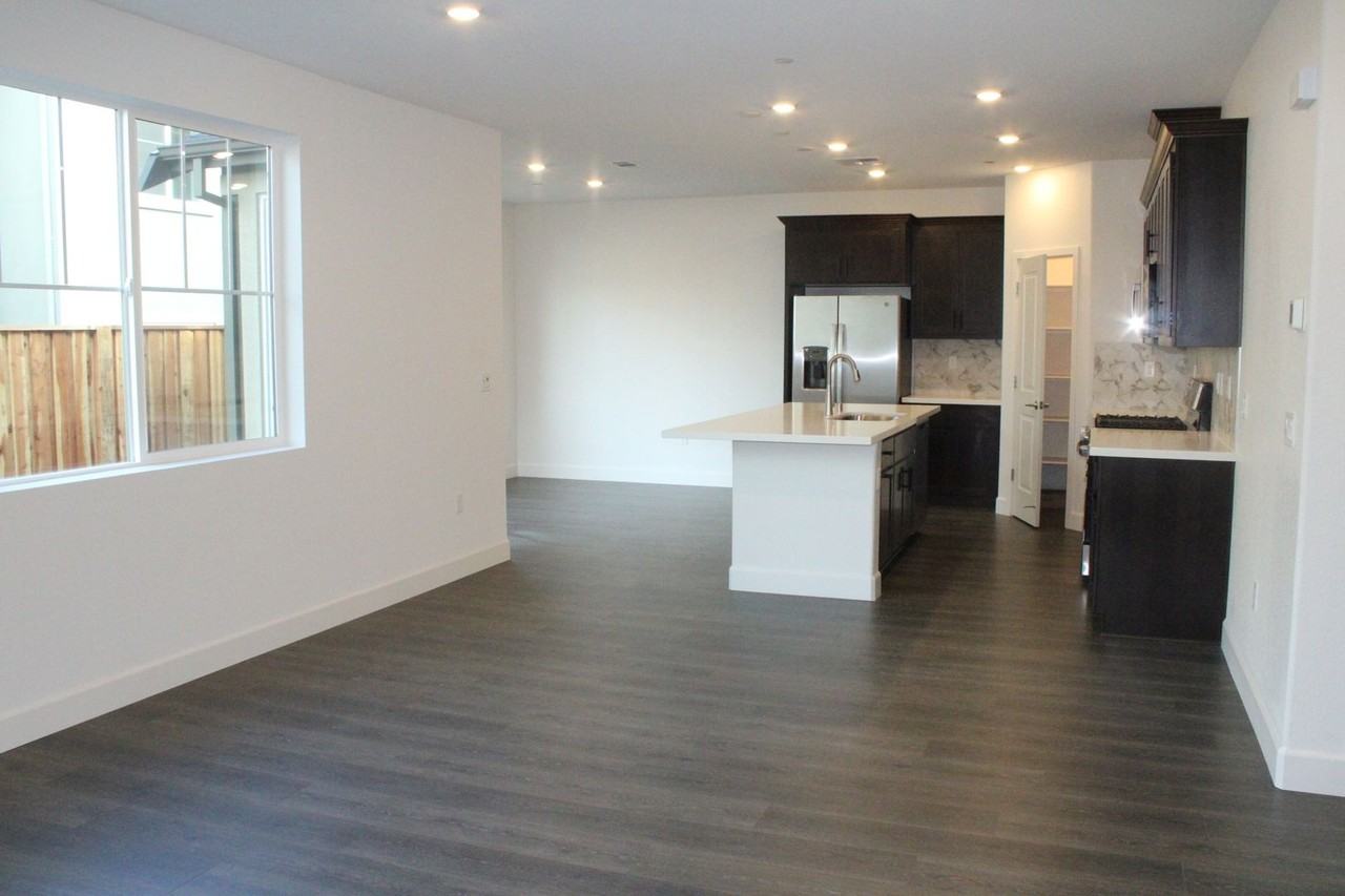 405 Mystic Ln - Photo 5 of 33