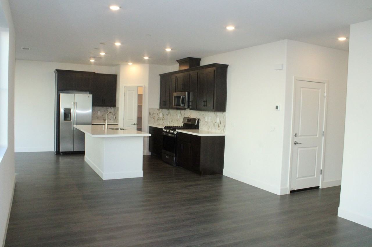 405 Mystic Ln - Photo 6 of 33