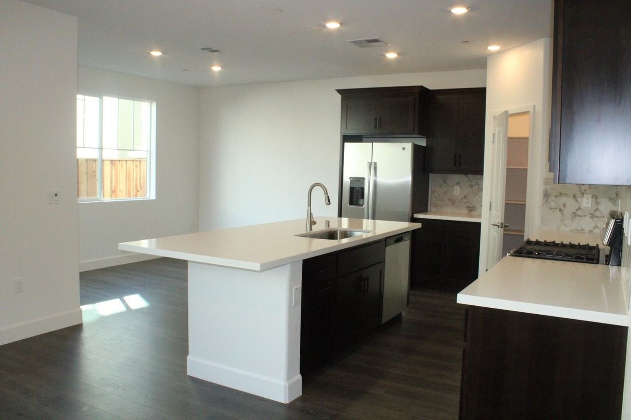 405 Mystic Ln - Photo 7 of 33