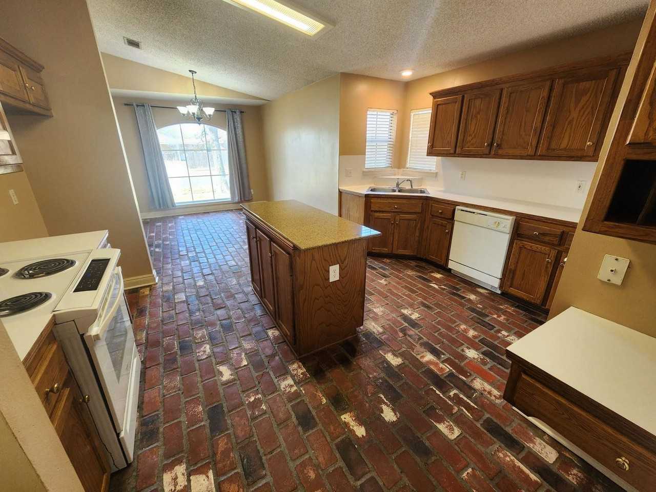 2545 Fairgate Dr - Photo 2 of 14