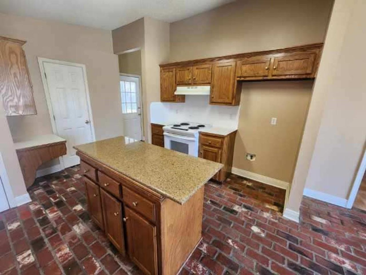 2545 Fairgate Dr - Photo 3 of 14