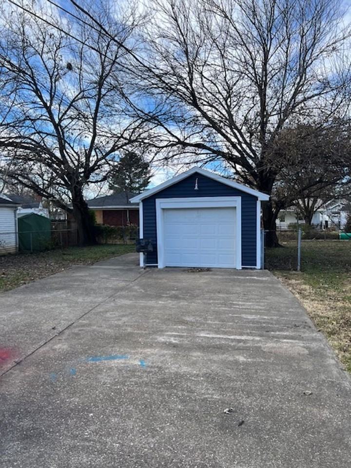 900 Hercules Ave - Photo 2 of 10