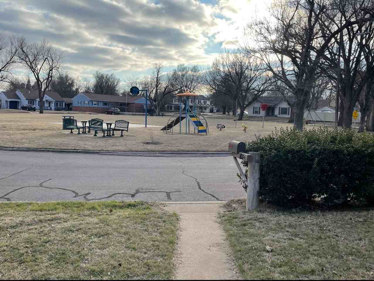 1424 Circle Dr - Photo 2 of 8