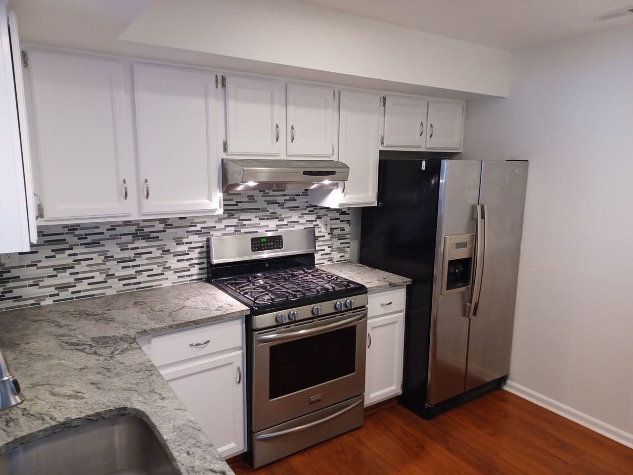 696A Rose Hollow Dr - Photo 2 of 12