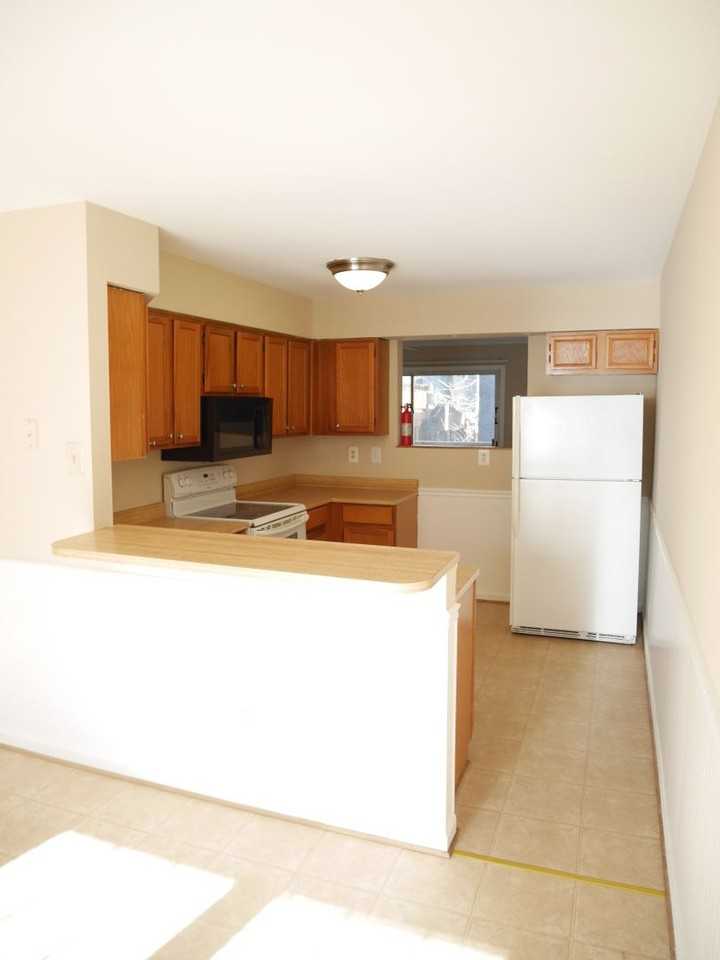 8806 Stonebrook Ln - Photo 3 of 32