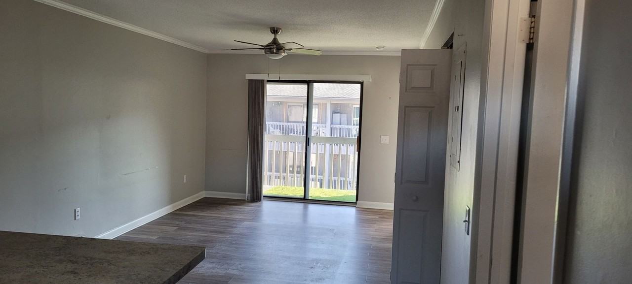 475 Meadowview Dr - Photo 4 of 13