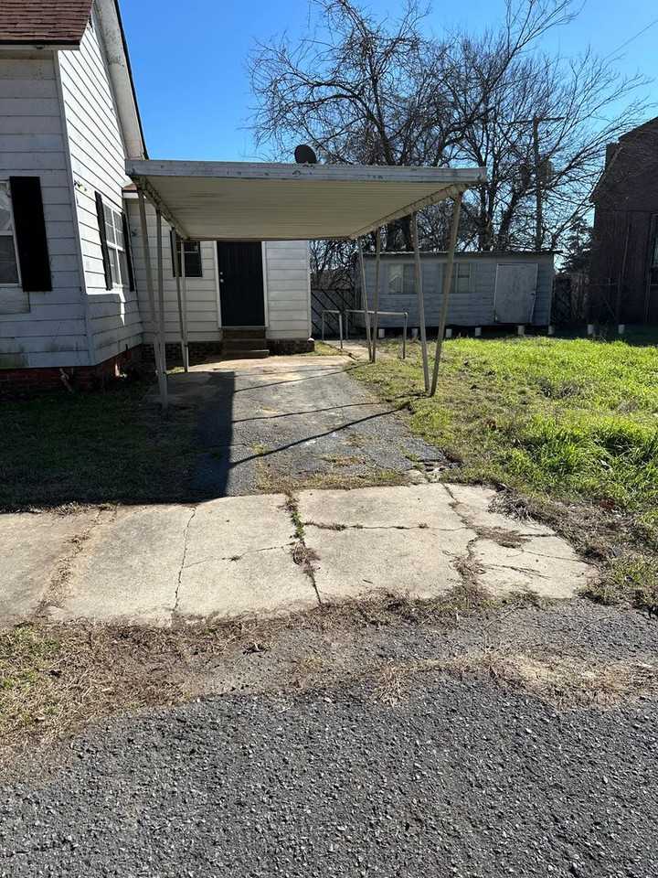 107 S Beech St - Photo 2 of 24