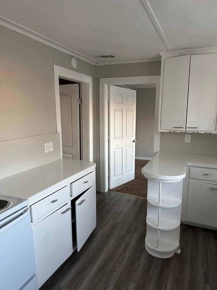 107 S Beech St - Photo 3 of 24