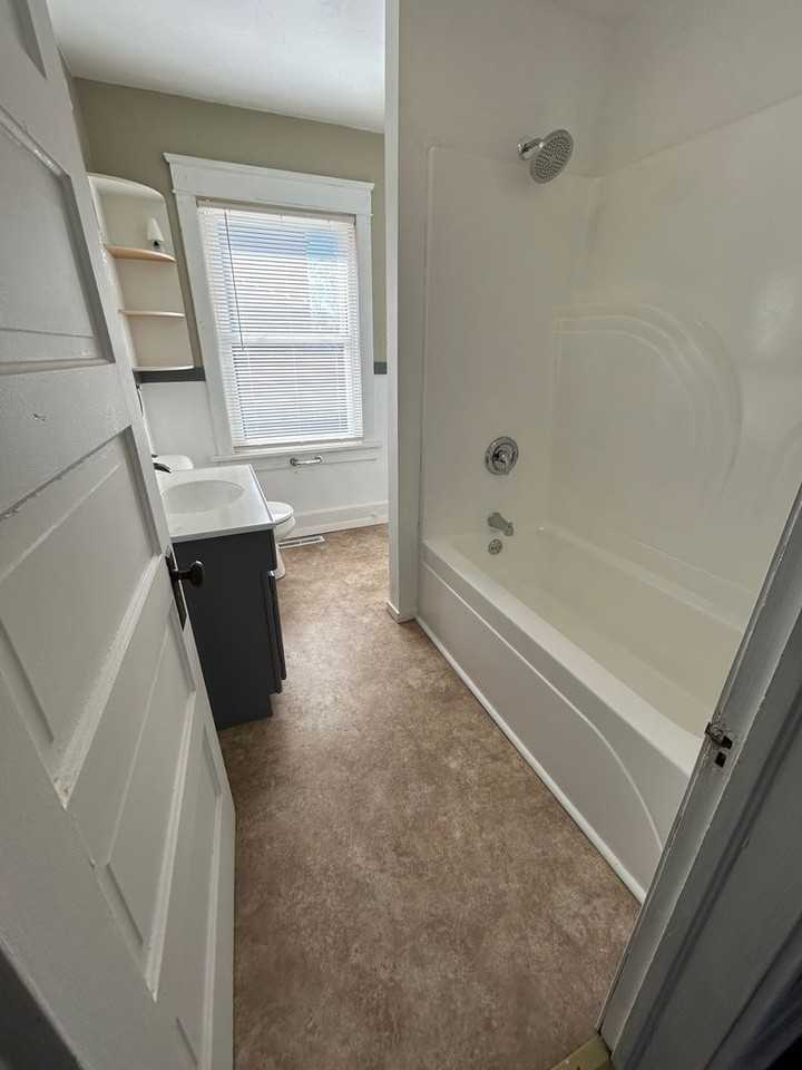 819 Division St - Photo 4 of 41