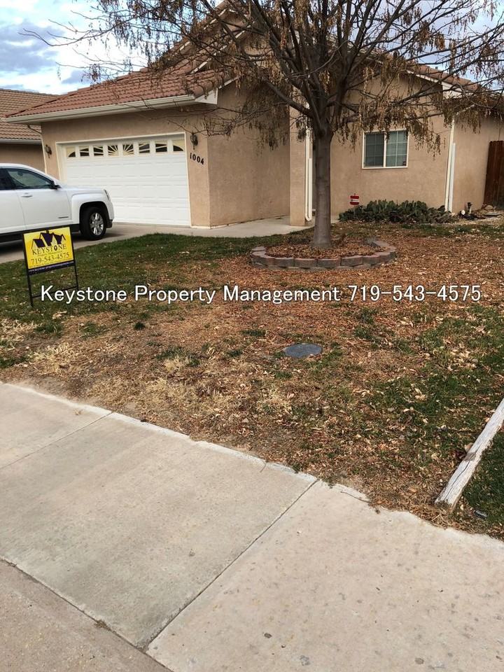 1004 Cherrycrest Dr - Photo 2 of 34