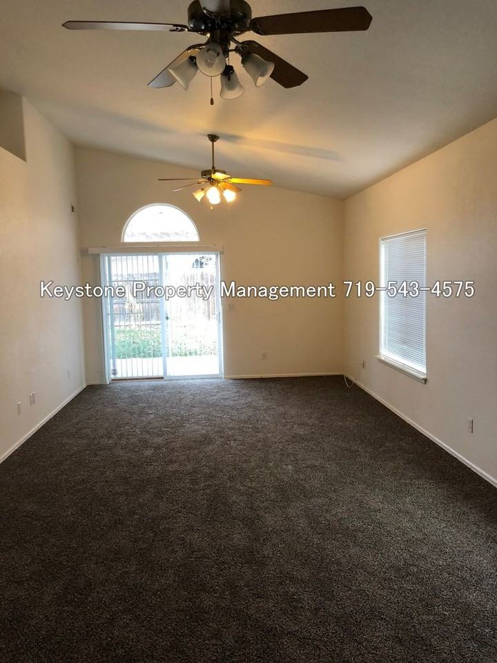 1004 Cherrycrest Dr - Photo 4 of 34