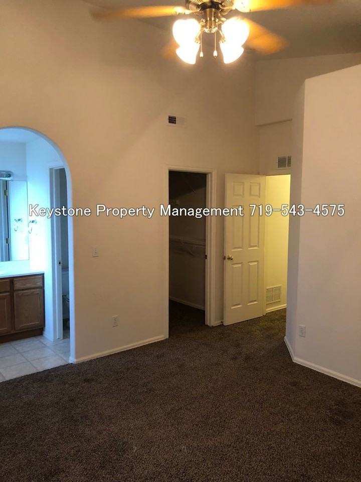 1004 Cherrycrest Dr - Photo 7 of 34