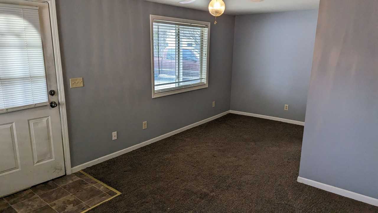 1636 W 10th St - Photo 2 of 10