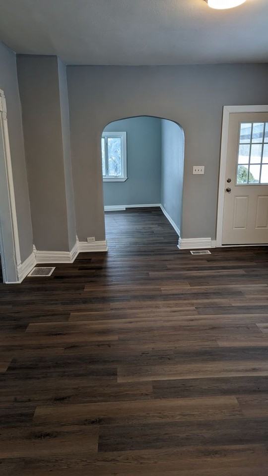 2718 S Adams St - Photo 2 of 8