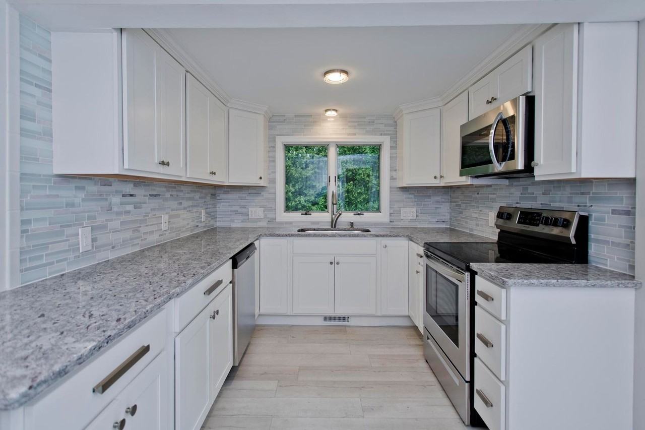 17 Hunting Ln - Photo 3 of 50