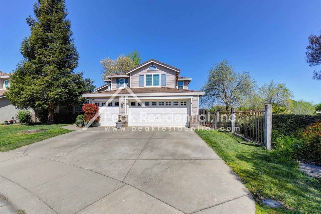 8229 Oakbriar Cir - Photo 2 of 28