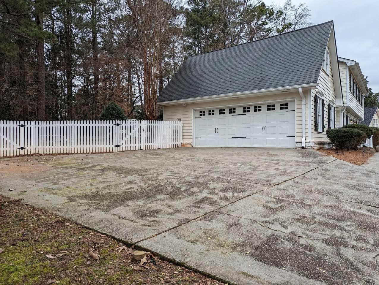 325 Lakeshore Dr Ne - Photo 3 of 40
