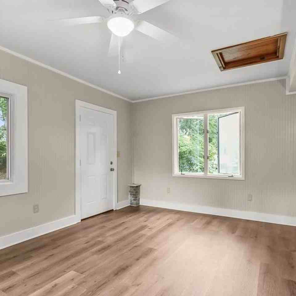 4215 Smith St - Photo 4 of 34