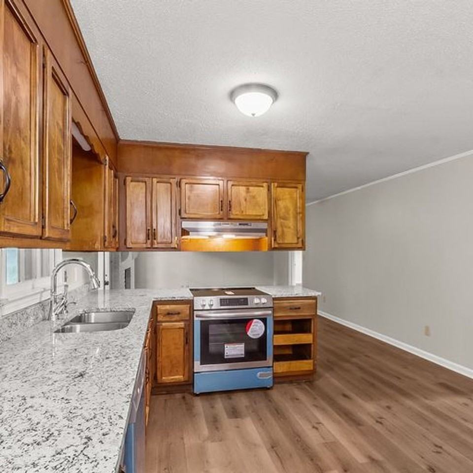 4215 Smith St - Photo 7 of 34