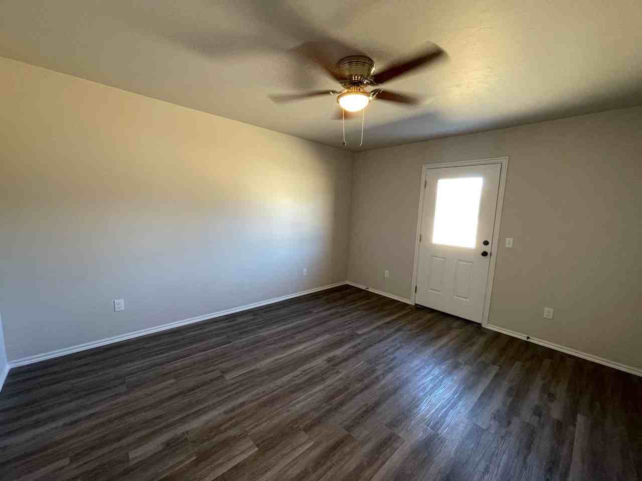 555 Parkhill Cir - Photo 2 of 14