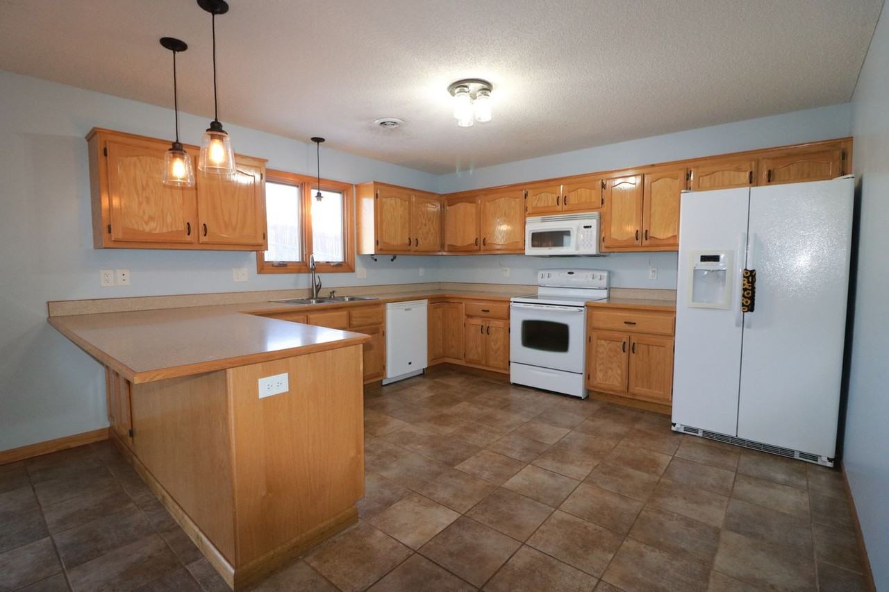 503 Bronco Way - Photo 7 of 20