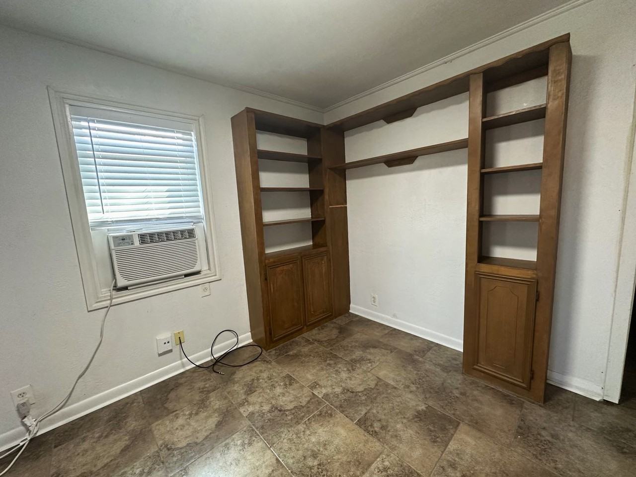 1725 E Lucas Dr - Photo 3 of 15