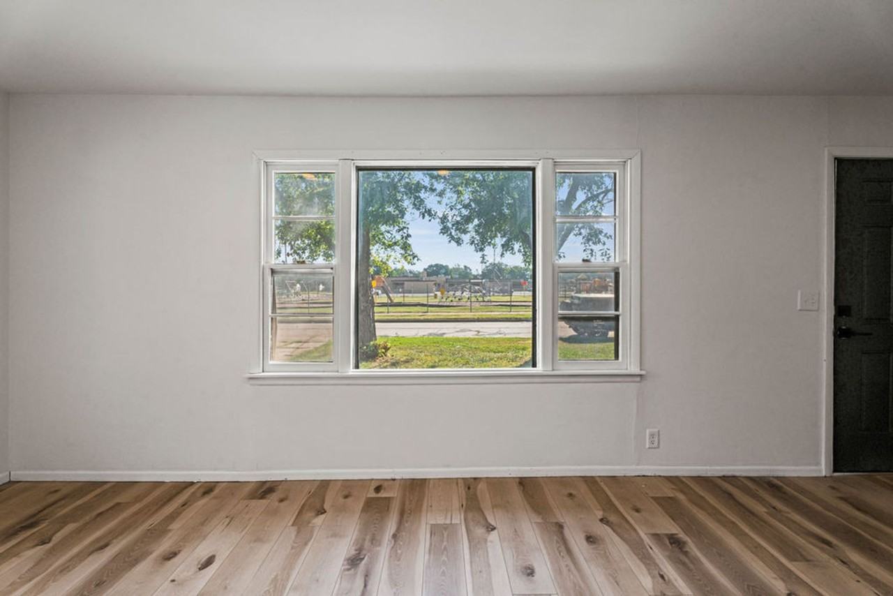 1609 S Gordon St - Photo 6 of 39