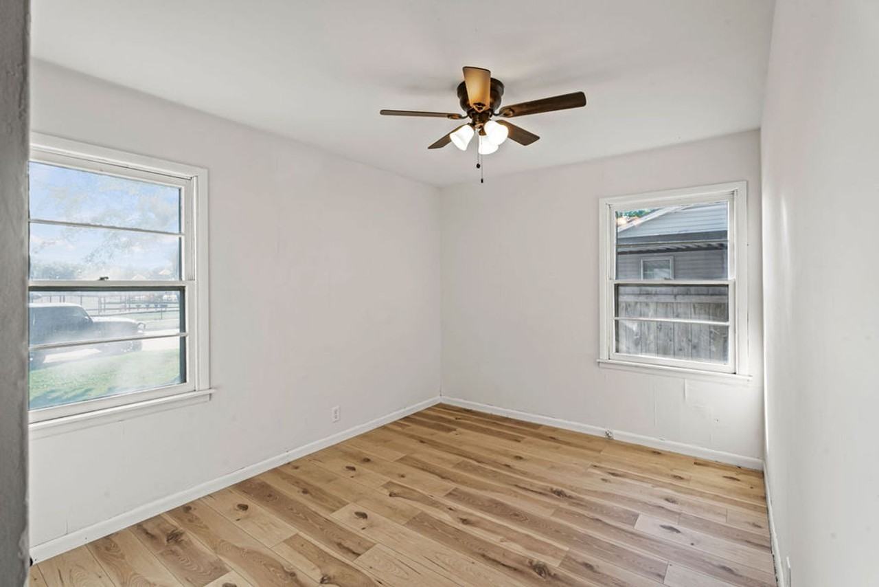 1609 S Gordon St - Photo 7 of 39