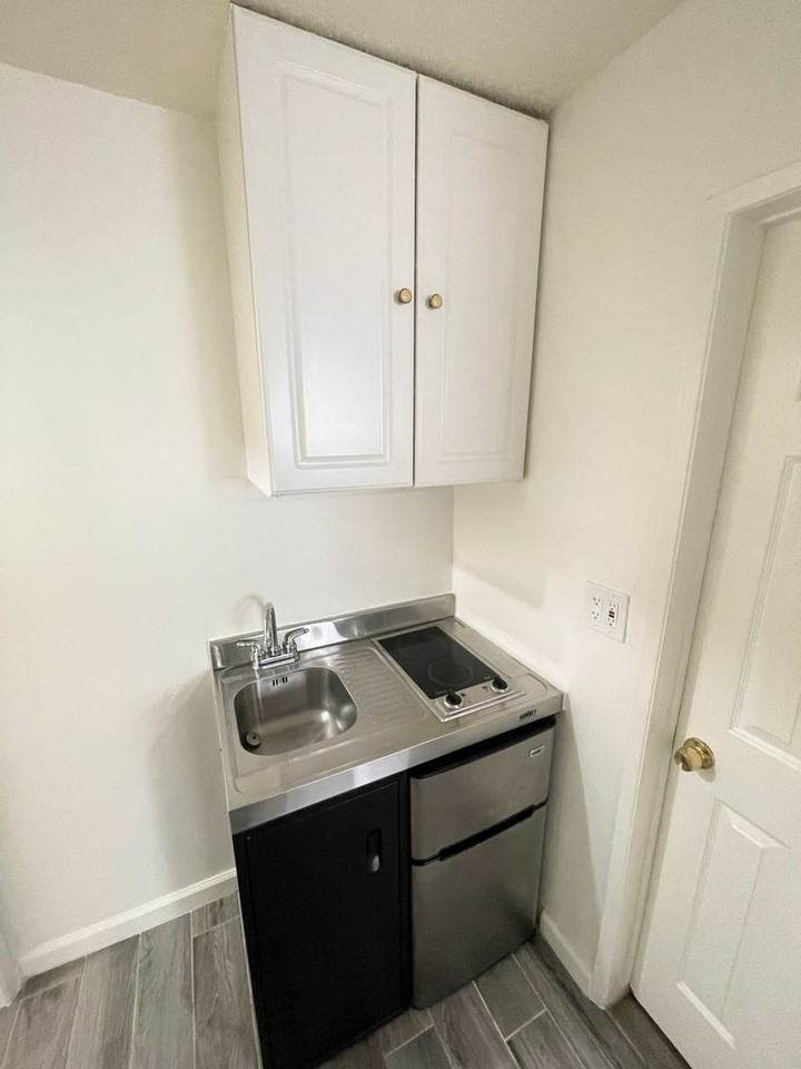 14816 Gilmore St #1B - Photo 3 of 7