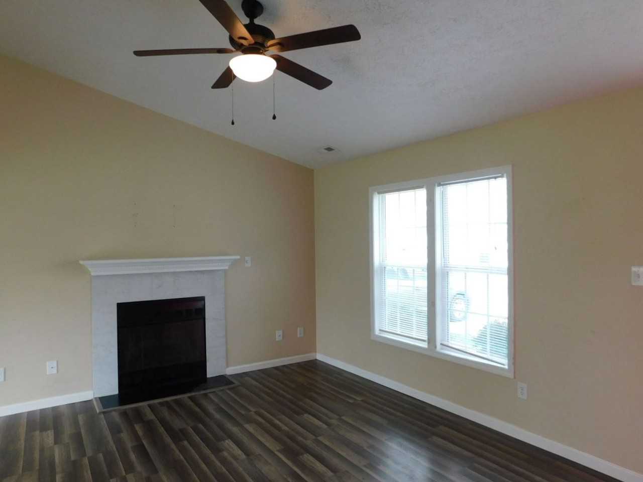 403 Cottonwood Ct - Photo 2 of 24