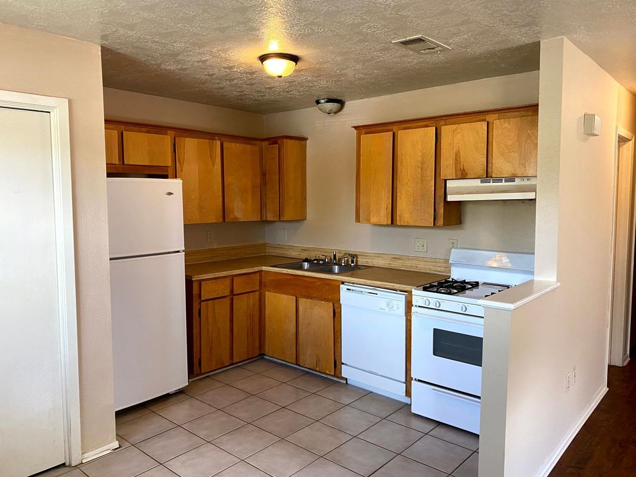 3204 Normand Dr - Photo 4 of 26