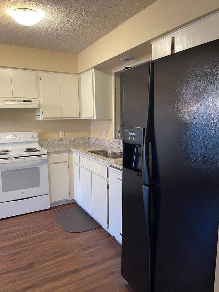 17 Lindsay Ln - Photo 2 of 10