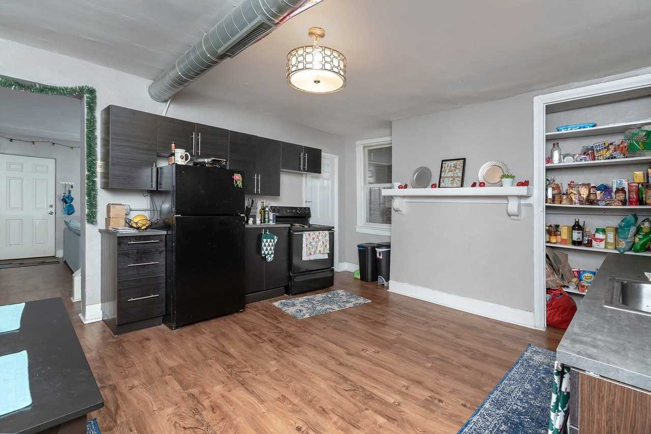 1411 Bingham St - Photo 4 of 12