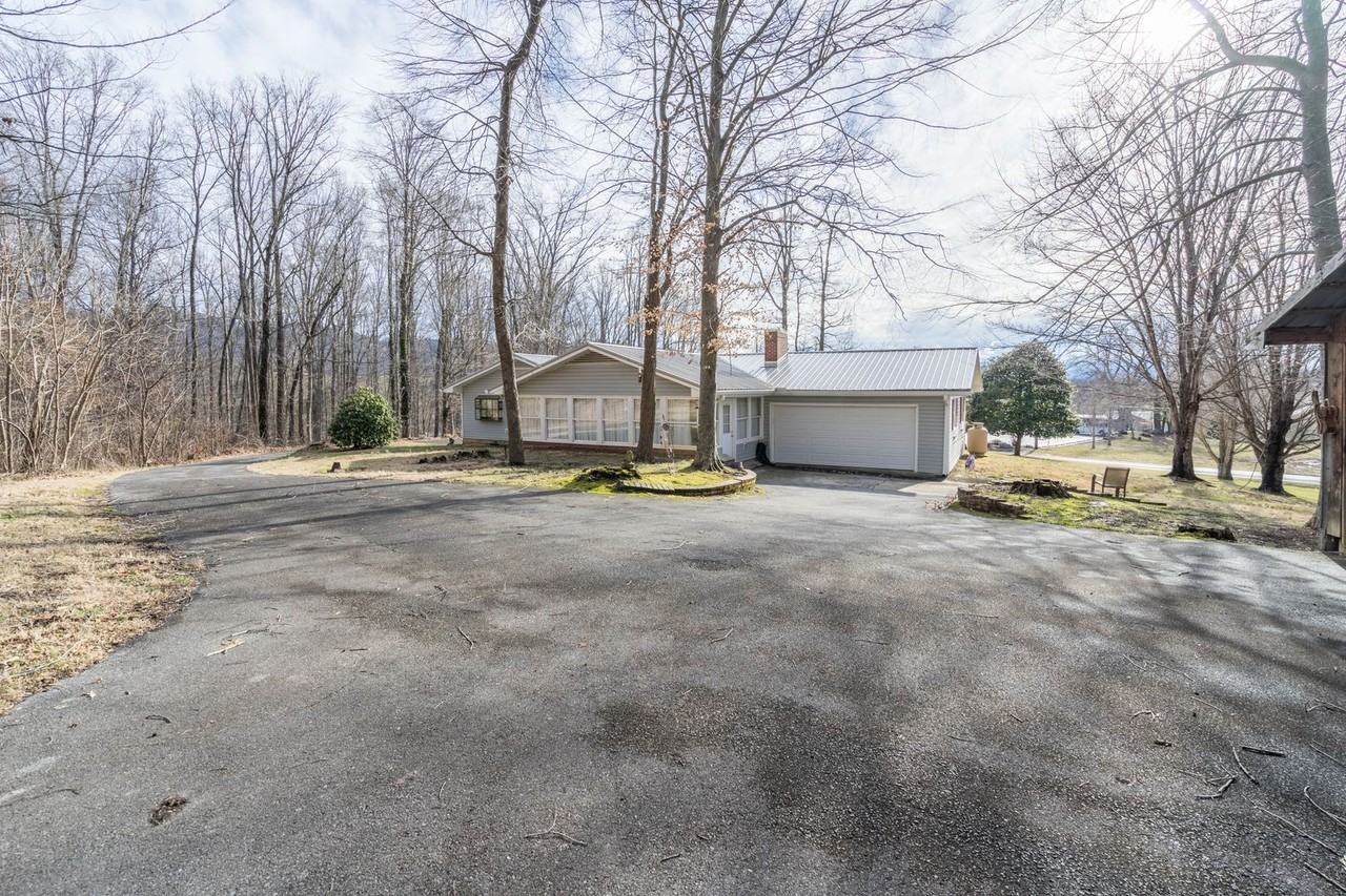 1621 Mill Springs Rd - Photo 3 of 25