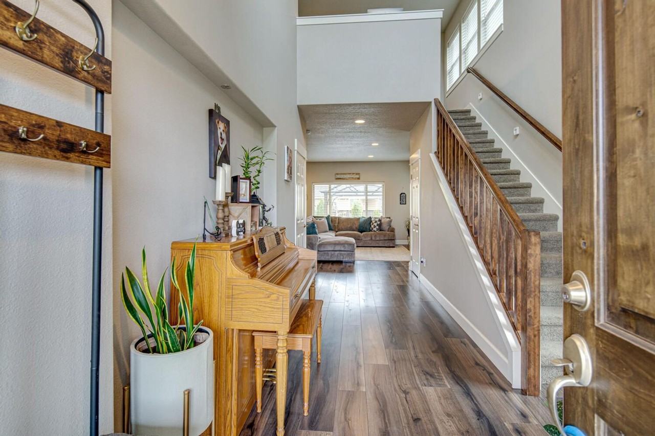 3012 Ne Flagstone Ave - Photo 2 of 28