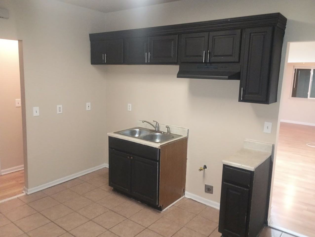 2469 W Auer Ave - Photo 2 of 12
